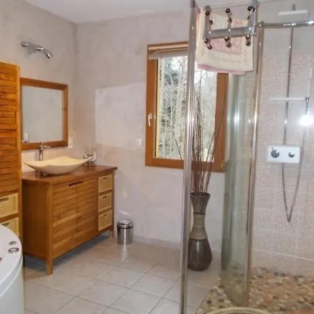Chalet Chambon-sur-lac, 4 Pieces, 6 Personnes - Fr-1-395-34